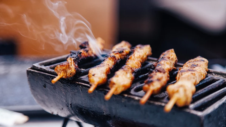 Exclure l'alimentation roussie et les aliments carbonisés est important